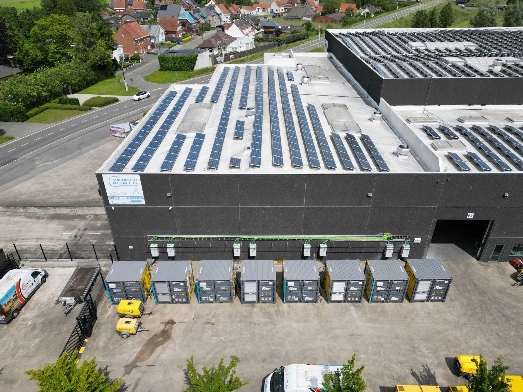 Bedrijfssite met zonnepanelen en meerdere batterijsystemen in Waregem