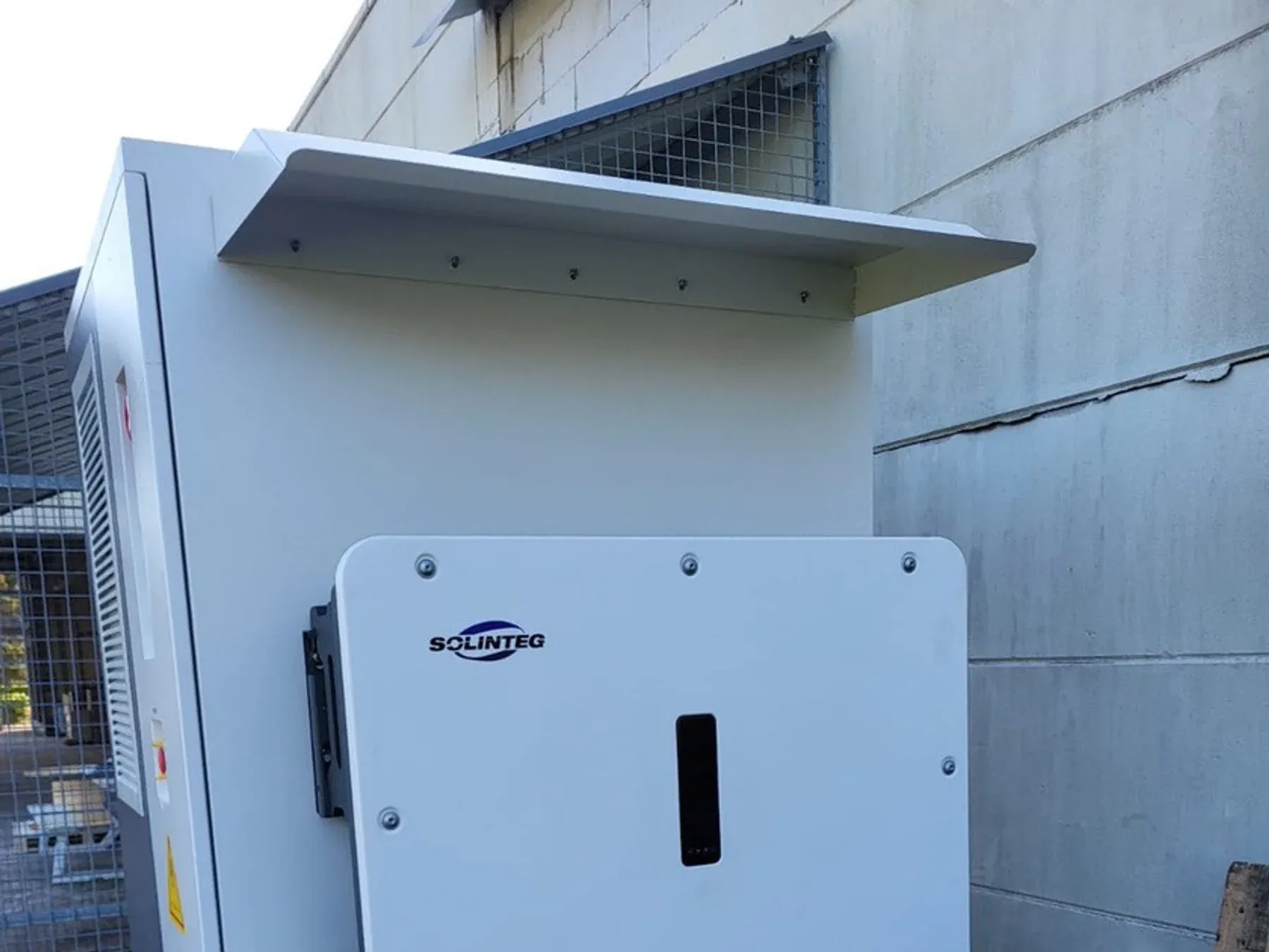 Batterij-installatie bij een voedingsdistributeur in Aartselaar