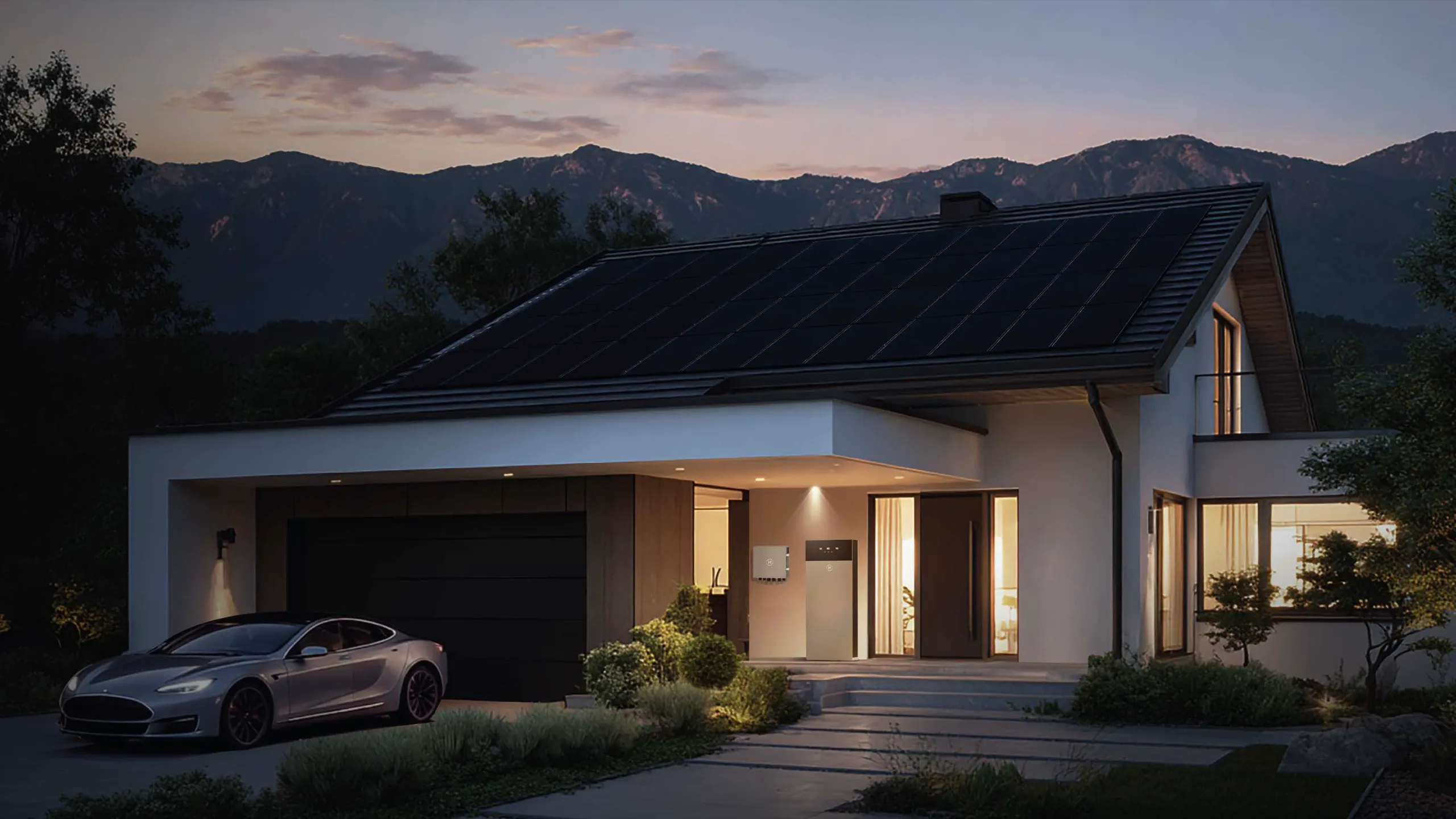 Villa bij avondlicht met vol PV-dak en thuisbatterij aan de voordeur