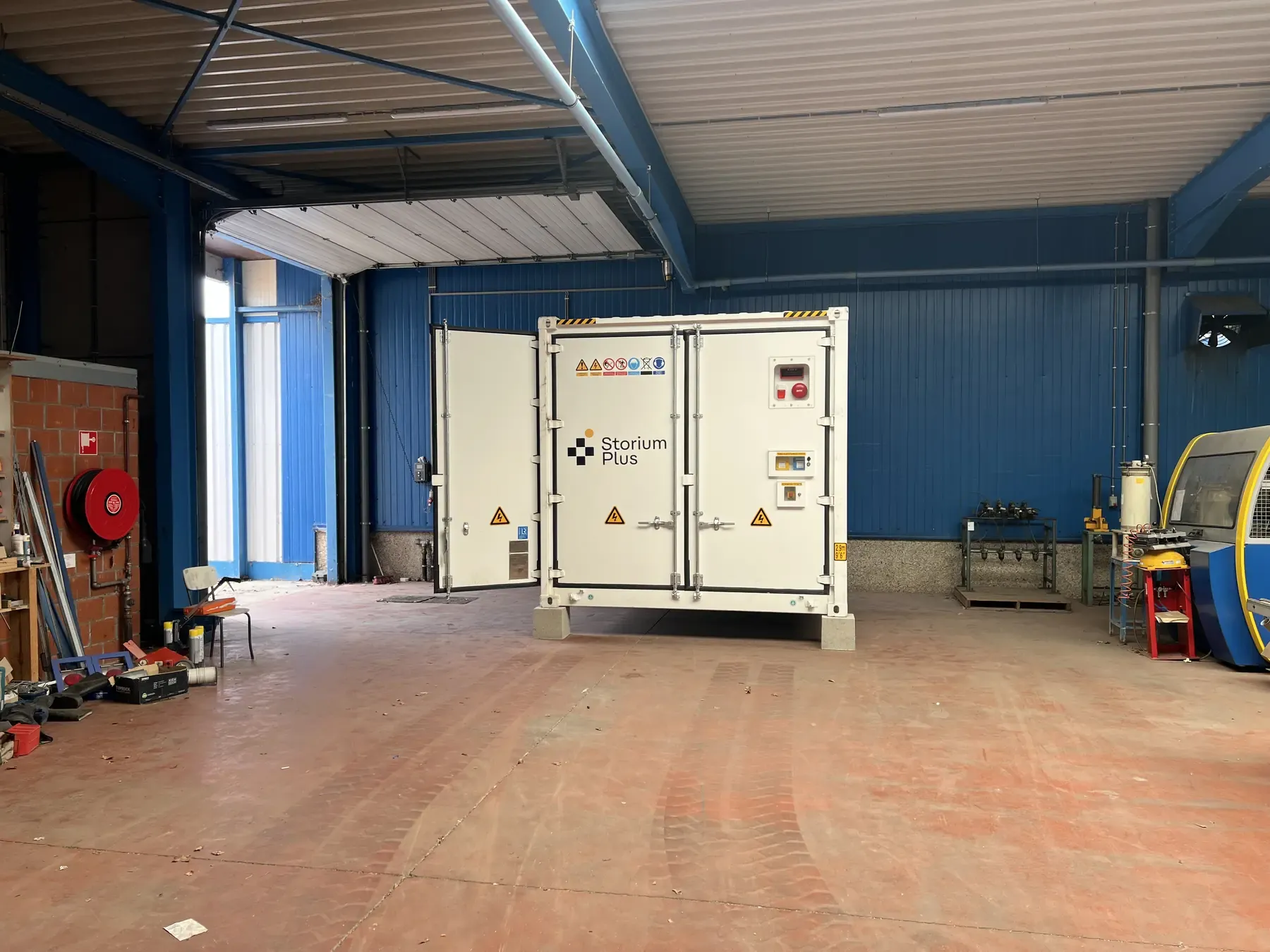 StoriumPlus batterijcontainer bij een bouwmaterialenbedrijf in Putte