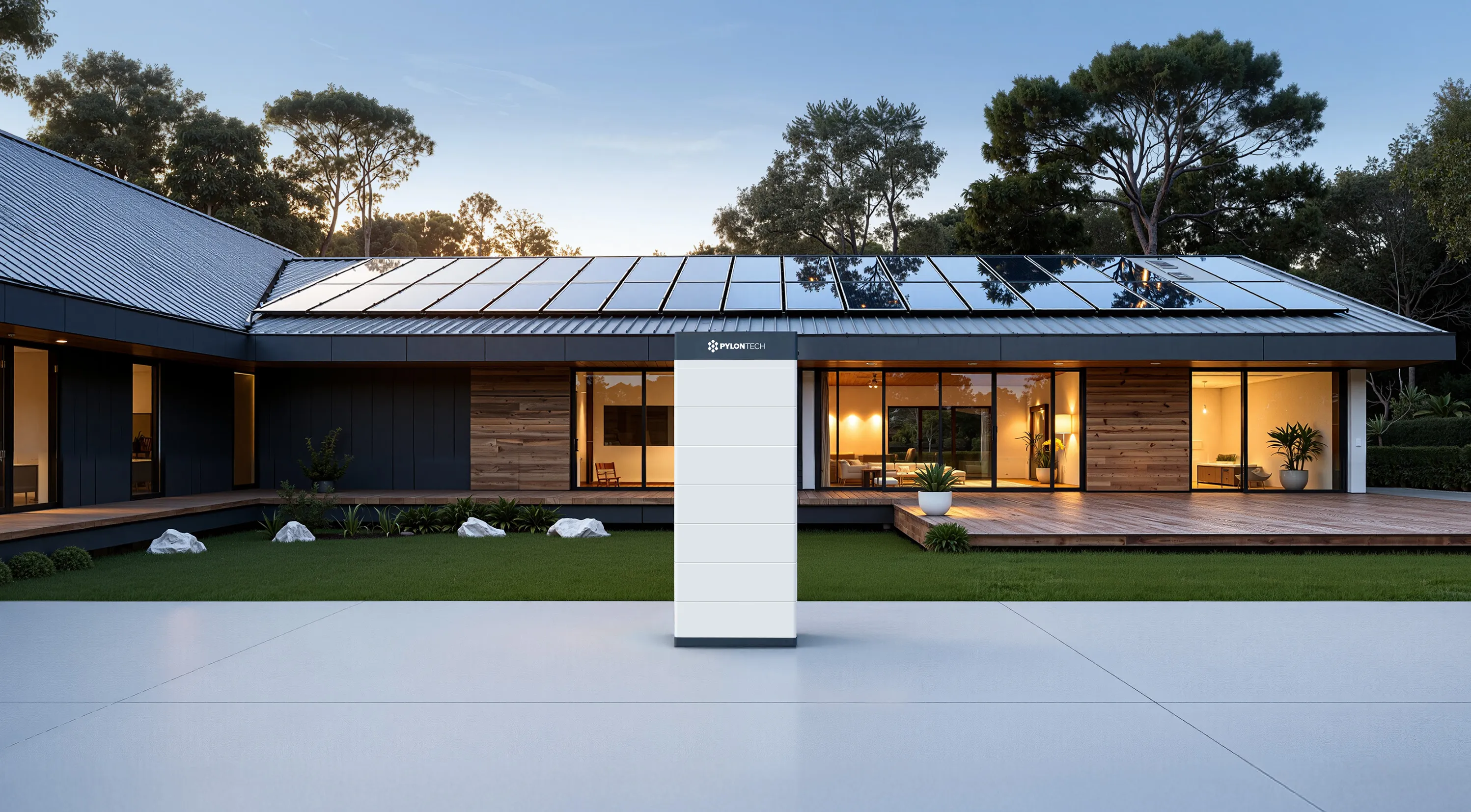 High-end woning met PV-installatie en residentiële PylonTech-batterij