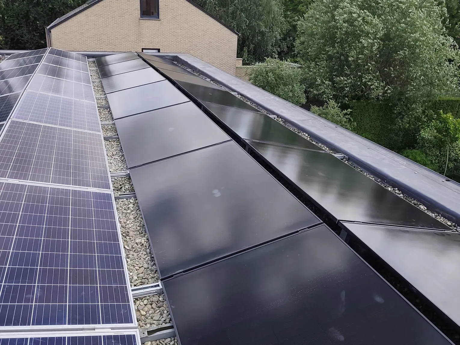 Vernieuwde PV-installatie op het dak van een woning in Grimbergen