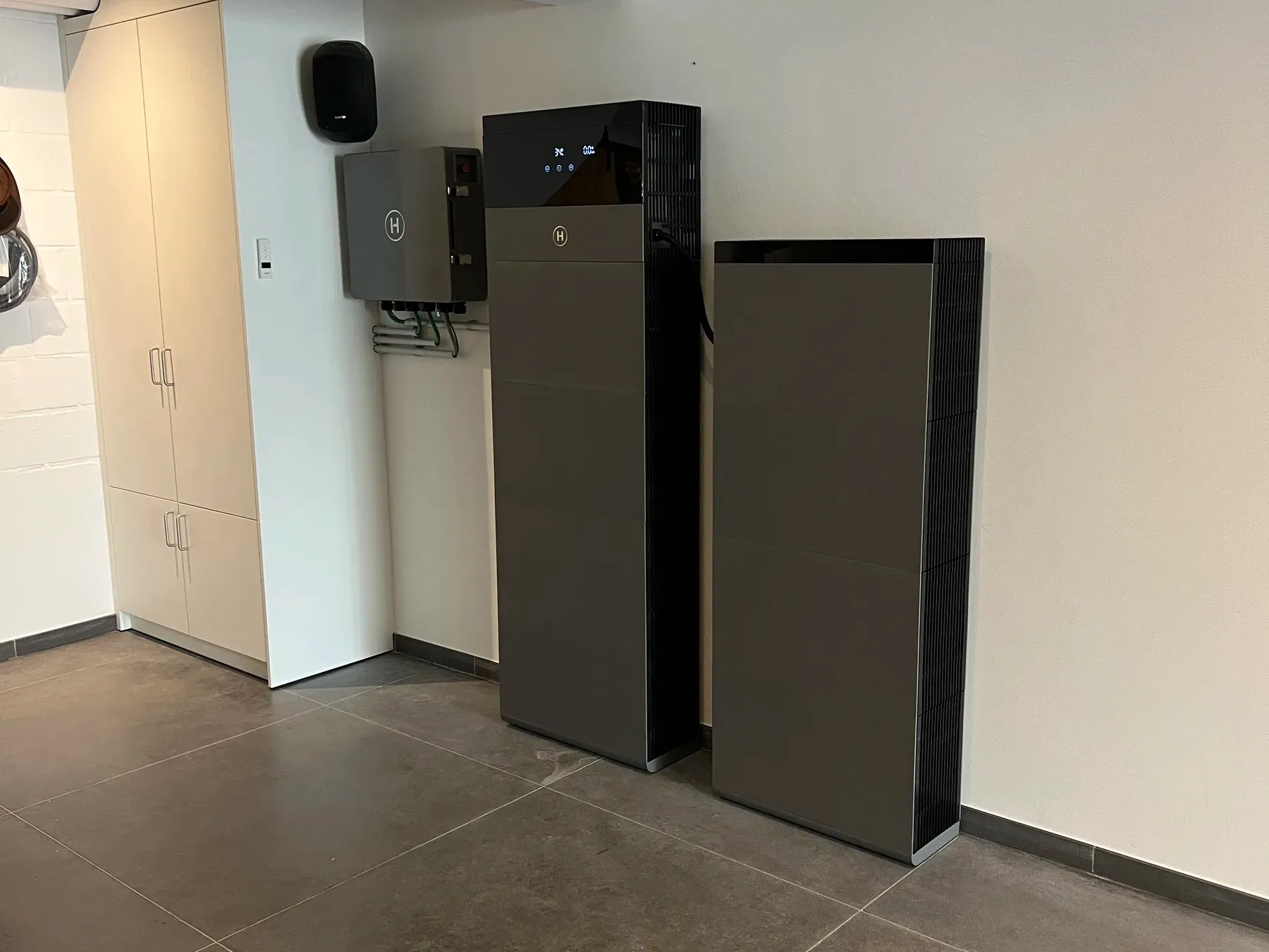 Thuisbatterijen en omvormer in de berging van een woning in Peer